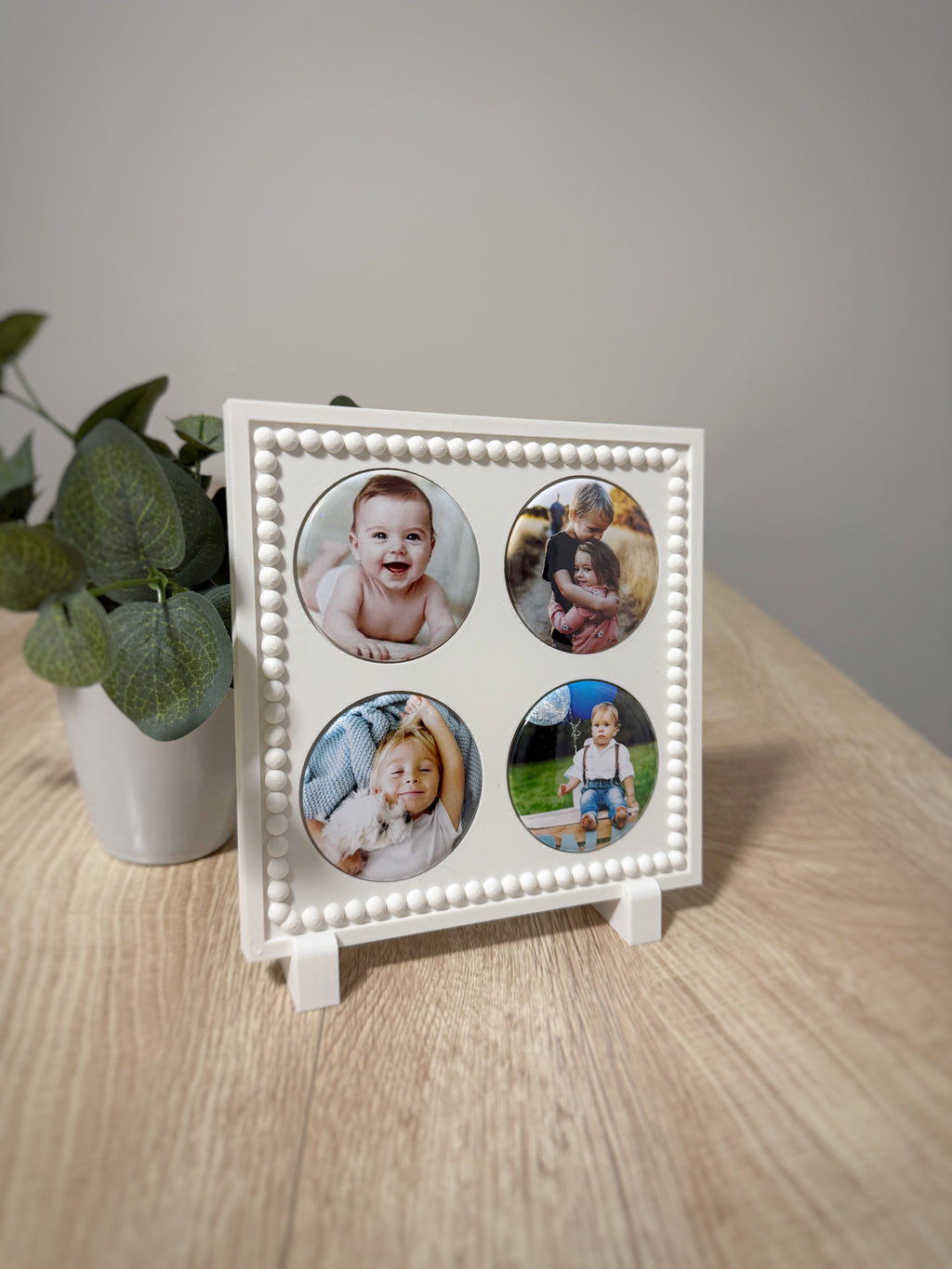 Complete Set - 4 Round Photo Magnets + Magnetic Frame